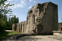 Gros plan sur les absidioles de l'église abbatiale et la galerie est de l'abbaye