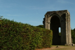 Gros plan sur l'une des absidioles de l'église abbatiale