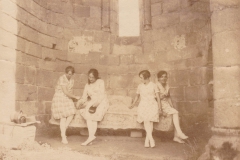 Quatre femmes dans l'une des absidioles de l'abbaye de La Grainetière
