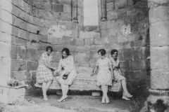 Quatre femmes dans l'une des absidioles de l'abbaye de La Grainetière