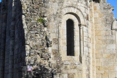 Gros plan sur l'une des absidioles de l'église abbatiale