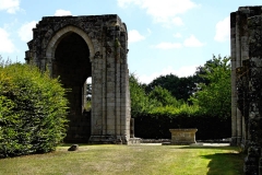Une des absidioles et l'autel de l'église abbatiale
