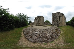 Vue à 360 degrés des absidioles de l'abbatiale et des murs est et nord de l'abbaye.