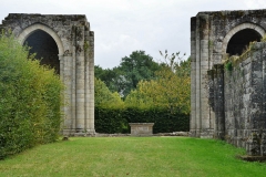 Mur Nord de l'abbaye, absidioles et autel de l'église abbatiale