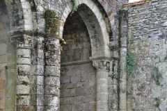 Gros plan sur l'une des absidioles de l'église abbatiale