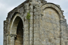 Gros plan sur l'une des absidioles de l'église abbatiale