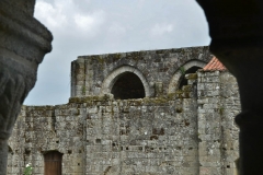 En premier plan, la galeriet Est du cloître. Absidioles de l'église abbatiale en arrière-plan