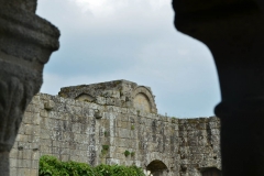 En premier plan, les galeries nord et est du cloître. Absidioles de l'église abbatiale en arrière-plan