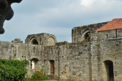 En premier plan, les galeries nord et est du cloître. Absidioles de l'église abbatiale en arrière-plan
