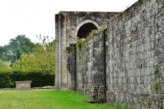 Gros plan sur une absidiole de l'église abbatiale et sur le mur de la galerie nord de l'abbaye