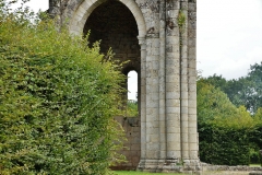 Gros plan sur une absidiole de l'église abbatiale