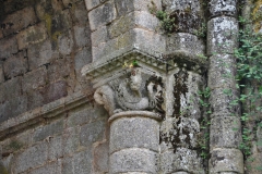 Gros plan sur l'une des colonne d'une des absidioles de l'église abbatiale