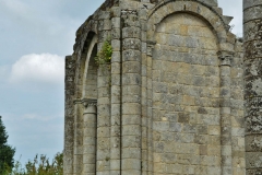 Gros plan sur une absidiole de l'église abbatiale
