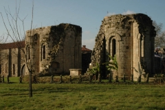 Absidioles de l'église abbatiale, autel et mur est de l'abbaye