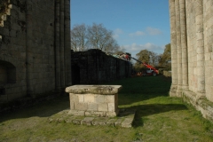 Absidioles de l'église abbatiale, autel et mur nord de l'abbaye