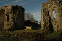 Absidioles de l'église abbatiale, autel et mur nord de l'abbaye