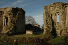 Absidioles de l'église abbatiale, autel et mur nord de l'abbaye
