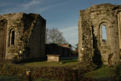 Absidioles de l'église abbatiale, autel et mur nord de l'abbaye