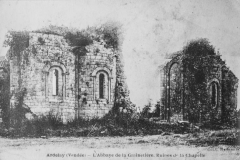 Carte postale représentant les absidioles de l'église abbatiale de l'abbaye de la Grainetière