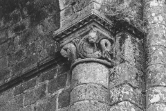 Gros plan sur l'une des colonne de l'une des absidioles de l'église abbatiale