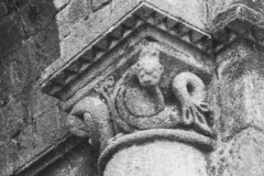 Gros plan sur l'une des colonne de l'une des absidioles de l'église abbatiale