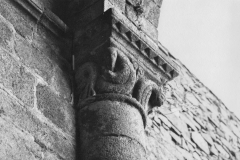 Gros plan sur l'une des colonne de l'une des absidioles de l'église abbatiale