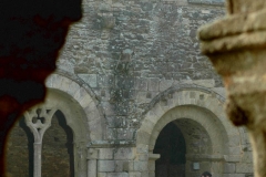 Un moine de l'abbaye marchant du côté de la galerie Est.