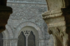 Un moine de l'abbaye marchant du côté de la galerie Est.