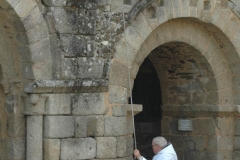 Un moine de l'abbaye sonnant les cloches du côté de la galerie Est.