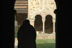 Un moine de l'abbaye dans le couloir de la galerie est