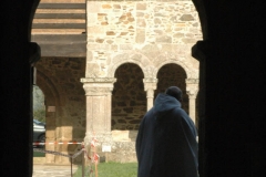 Un moine de l'abbaye sortant du couloir de la galerie est