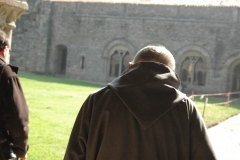 Un des moines de l'abbaye sortant de la galerie ouest