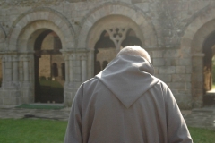 Un des moines de l'abbaye marchant vers la galerie est