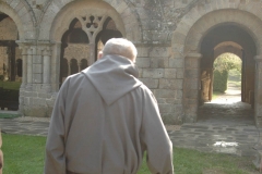Un des moines de l'abbaye marchant vers la galerie est