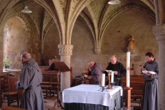 Célébration au sein de la salle capitulaire de l'abbaye