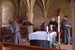 Célébration au sein de la salle capitulaire de l'abbaye