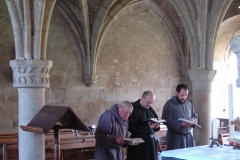 Célébration au sein de la salle capitulaire de l'abbaye