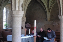Célébration au sein de la salle capitulaire de l'abbaye
