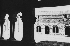 La salle capitulaire et le couloir de la galerie est vus de la galerie ouest