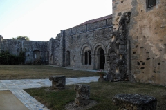 Entrée de l'abbaye via le réfectoire démoli au premier plan. Galeries Est et Nord en arrière-plan.
