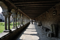 Un moine marchant dans la galerie ouest de l'abbaye