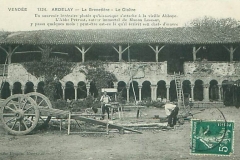 Carte postale du cloître de l'abbaye de la Grainetière avant sa restauration