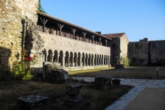 Galerie Ouest et Nord vus de l'entrée de l'abbaye