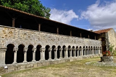 Galerie Ouest de l'abbaye avec le puit attenant à sa droite