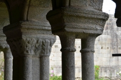 Plan rapproché sur quelques colonnes du cloître ouest de l'abbaye