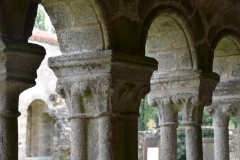 Plan rapproché sur quelques colonnes du cloître ouest de l'abbaye