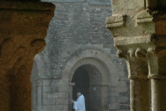 Un moine de l'abbaye sonnant les cloches du côté de la galerie Est.