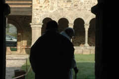Deux moines de l'abbaye sortant du couloir de la galerie est
