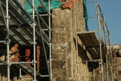 Échaffaudages sur la galerie ouest pendant les travaux de restauration