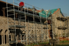 Échaffaudages sur la galerie ouest pendant les travaux de restauration